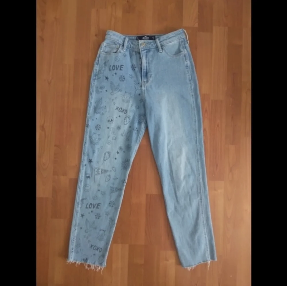 HOLLISTER Ultra High-Rise Medium Wash Doodle Mom Jeans.‎